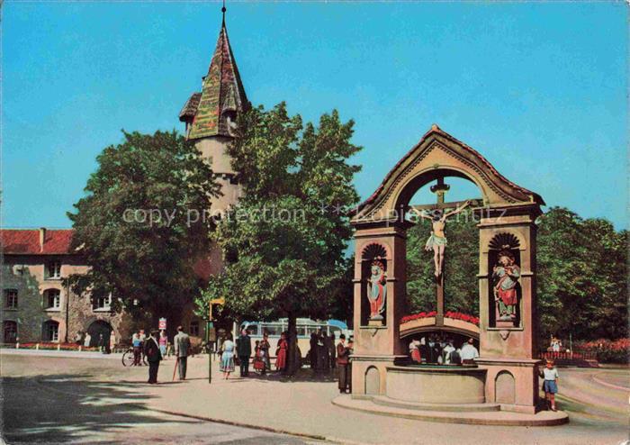 RAVENSBURG Wuerttemberg BW Kreuzbrunnen Gruener-Turm Kruzifix Passanten Strasse