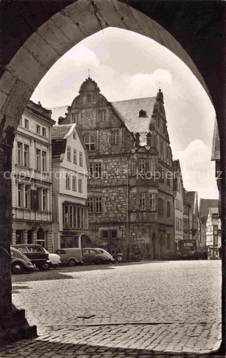 Alsfeld Hochzeitshaus Torbogen Marktplatz Pflaster Autos Renaissance Sandstein