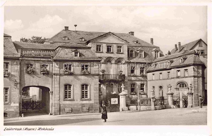 Lauterbach Hessen Hohnhaus Barockgebaeude Café Tor Fassade Passantin Skulpturen