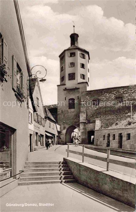 Guenzburg Bayern Stadttor Torturm Stadtmauer Treppe Geschaefte Strasse Passanten
