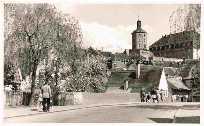Guenzburg Bayern Schloss Turm Altstadt Passanten Strasse Baeume