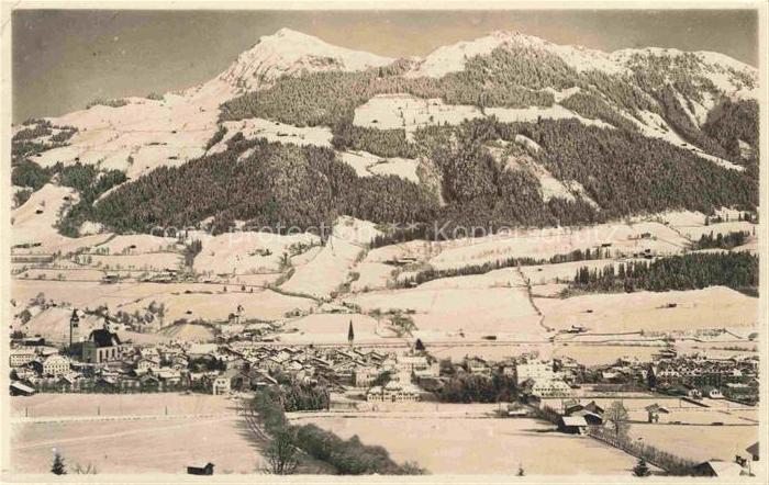 Kitzbuehel Tirol AT Kirche Ortschaft Winterlandschaft Schnee Berge Horn Talkesse