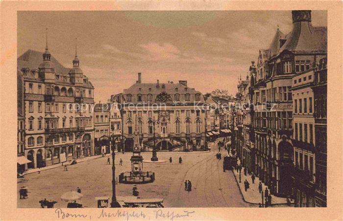 BONN Rhein Marktplatz Rathaus Brunnen Strassenszene Passanten Strassenbahn Gruen