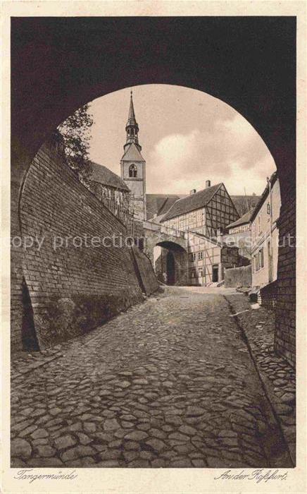Tangermuende Stendal Sachsen-Anhalt Rossfurt Stadttor Kirchturm Kopfsteinpflaste