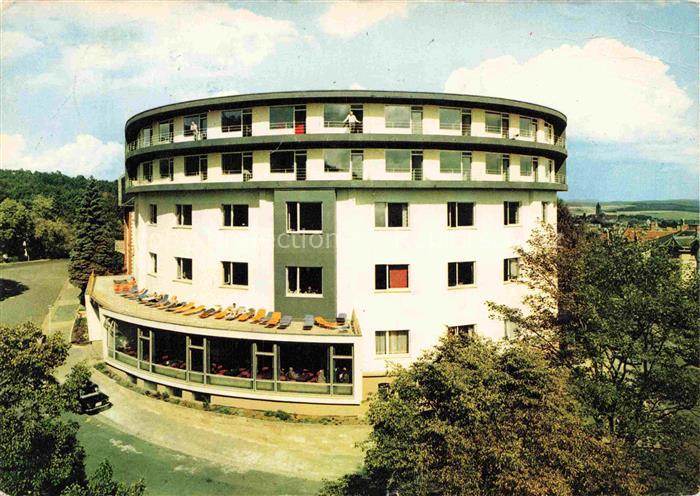 BAD WILDUNGEN Hessen Parkhotel Rundbau Terrasse Liegestuehle Stadtblick Baeume m
