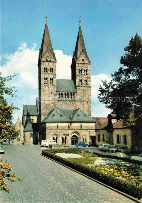 Fritzlar Hessen Dom Kirche Doppelturm Romanik Vorplatz Autos Blumenbeete