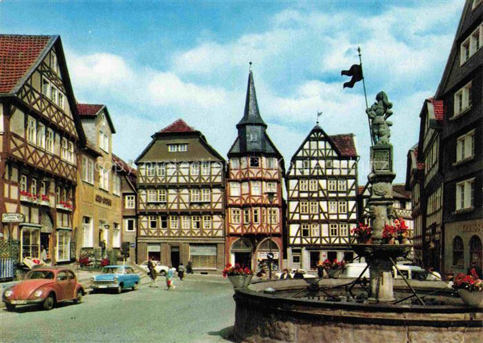 Fritzlar Hessen Marktplatz Rolandsbrunnen Fachwerkhaeuser Rathaus VW-Kaefer Brun