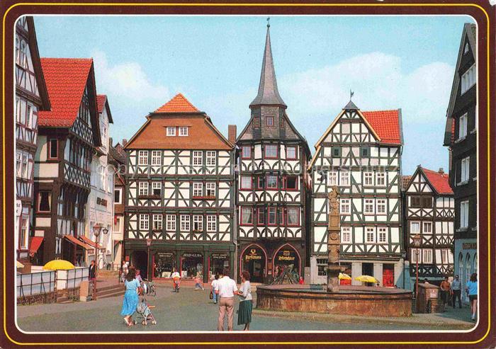 Fritzlar Hessen Marktplatz Fachwerkhaus Brunnen Kirchturm Geschaefte Passanten D
