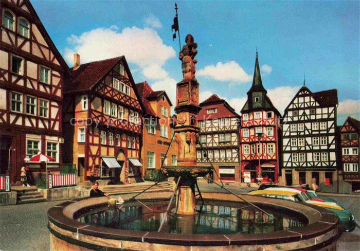 Fritzlar Hessen Marktplatz Rolandsbrunnen Fachwerk Brunnen Autos mittelalterlich