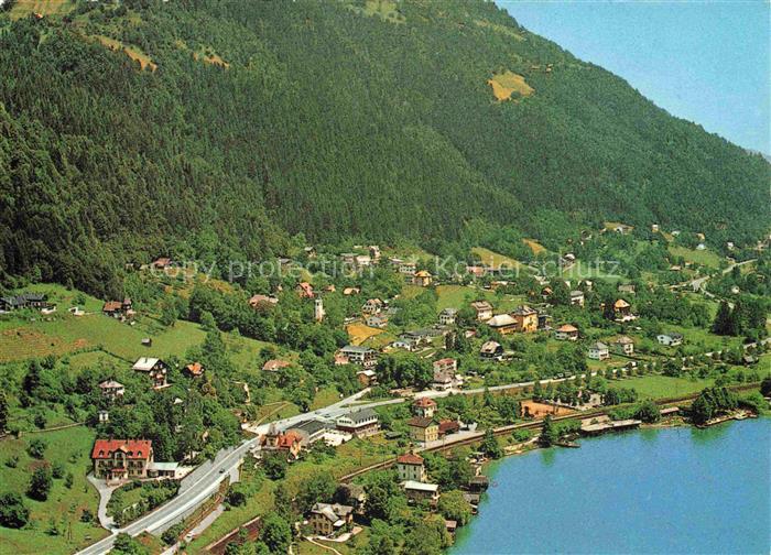 Sattendorf Ossiachersee Kaernten AT Ossiachersee Berge Wald Ortschaft Seeufer Ha