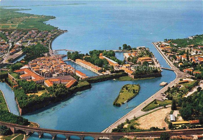 Peschiera del Garda IT Festungsstadt Festungsmauern Hafen Fliegeraufnahme Lago-d