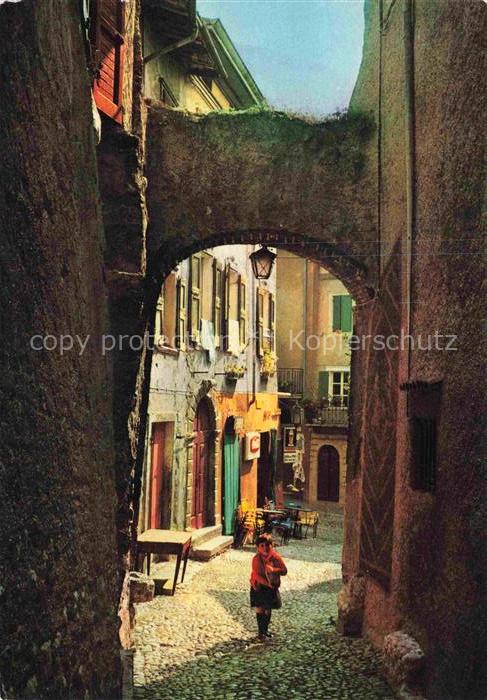 Malcesine Lago di Garda Veneto IT Altgasse Torbogen Kopfsteinpflaster Frau Later
