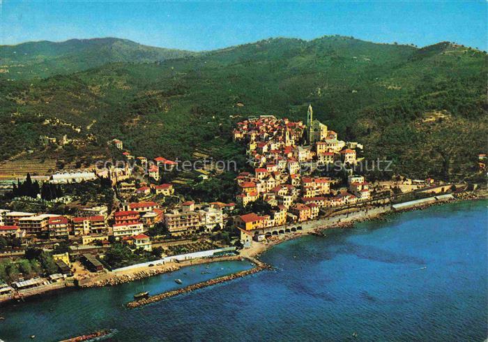 Cervo Ligure Imperia Liguria IT Cervo Kuestendorf Meer Kirche Stadtpanorama Hueg