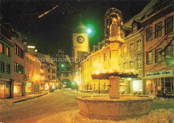 FREIBURG Breisgau BW Schwabentor Brunnen Altstadt Weihnachtsbeleuchtung Nachtauf