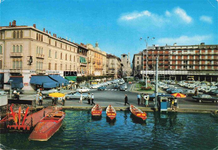 COMO Lago di Como Lombardia IT Piazza-Cavour Hafen Boote Stadtplatz Geschaefte