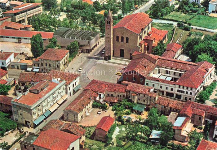 Abano Terme Veneto IT Piazza-Duomo Kirche Altstadt Fliegeraufnahme Ziegeldaecher