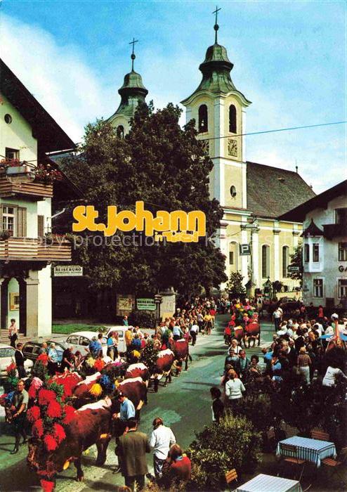 St Johann Tirol AT Almabtrieb Kuehe Kirche Dorfplatz Tracht Festumzug Zweiturmki