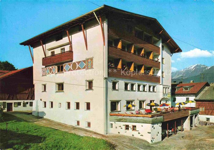 Serfaus Tirol AT Hotel-Schwarzer-Adler Terrasse Sonnenschirme Balkon Bergpanoram