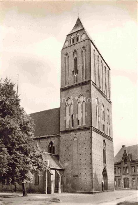Guestrow Mecklenburg Vorpommern Dom Backstein Gotik Kirchturm Baeume