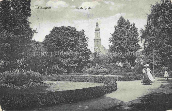 ERLANGEN Bayern Theaterplatz Park Kirchturm Baeume Passanten Laterne Hecken