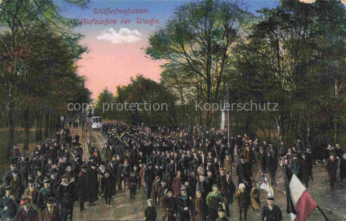 Wilhelmshaven CITY Aufziehen-der-Wache Soldaten Marineinfanterie Allee Menschen