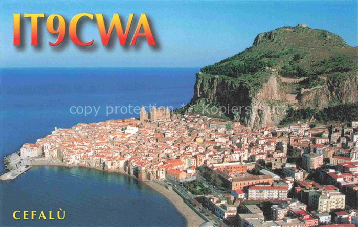 Cefalu Palermo Sicilia IT Fliegeraufnahme Altstadt Kathedrale Felsen Meer Strand