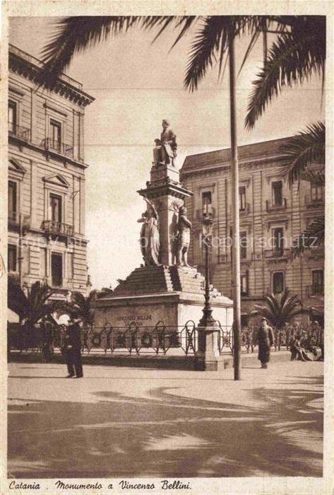 CATANIA Sicilia IT Monumento-Vincenzo-Bellini Denkmal Palmen Platz Passanten Geb