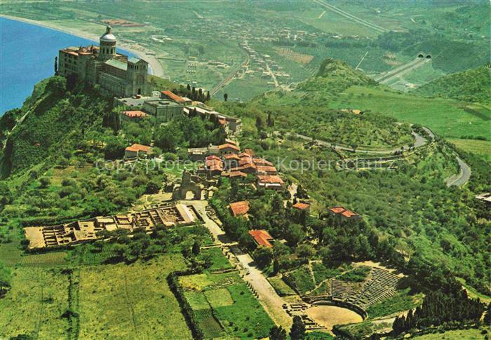 Tindari Messina Sicilia IT Santuario Luftaufnahme Kueste Amphitheater Ruinen Ber