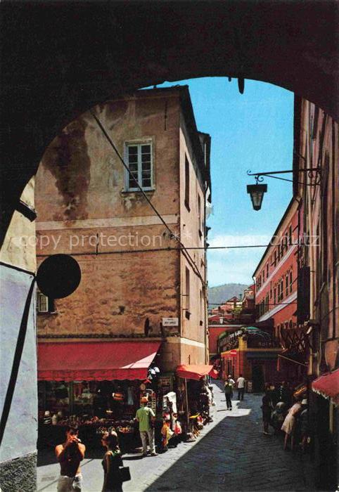 LAIGUEGLIA Savona Liguria IT Via-Dante Torbogen Gasse Geschaefte Touristen Altst