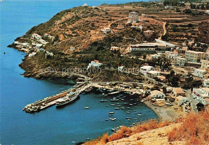 Ustica Palermo Sicilia IT Cala-S-Maria Hafen Boote Kueste Huegel Insel Fischerbo
