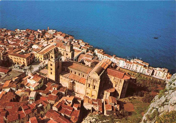 Cefalu Palermo Sicilia IT Duomo Dom Luftaufnahme Kueste Altstadt Daecher Meer