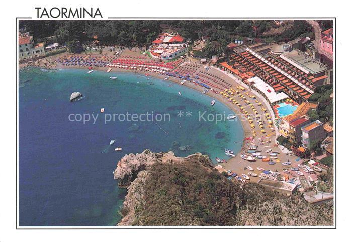 TAORMINA  Messina Sicilia IT Lido-di-Mazzarò Strand Sonnenschirme Luftaufnahme B