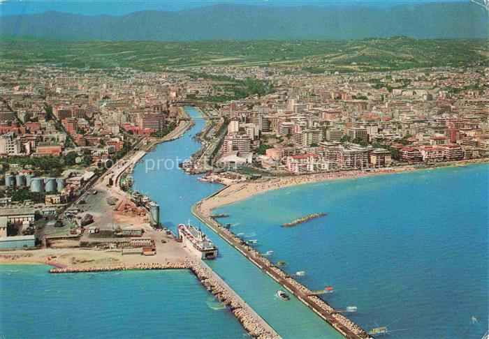 Pescara Abruzzo IT Portocanale Hafen Strand Adriakueste Fluss Stadtansicht Schif