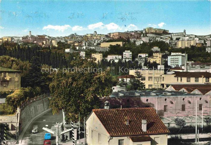 PERUGIA Umbria IT Stadtansicht Huegel Stadtmauer Baeume Strasse Autos Daecher Ki