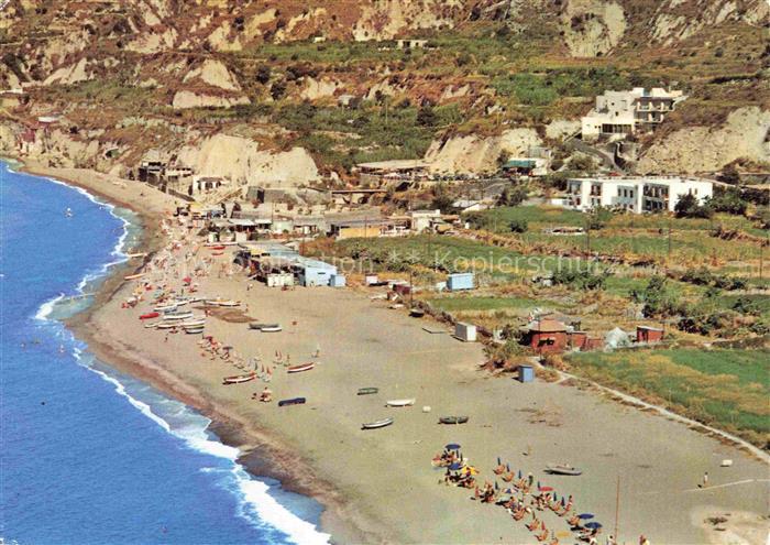 Barano Isola d Ischia IT Maronti Strand Boote Strandbesucher Felsen Hotel