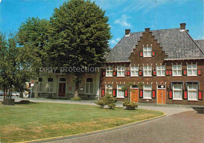 Geldrop Noord-Brabant NL De-Heuvel Marktplatz Stufengiebel Backsteinhaus Baum Ra