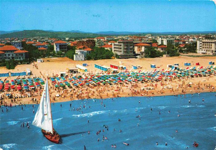 RIMINI IT Strand Strandkabinen Sonnenschirme Badegaeste Segelboot Riviera-Adriat