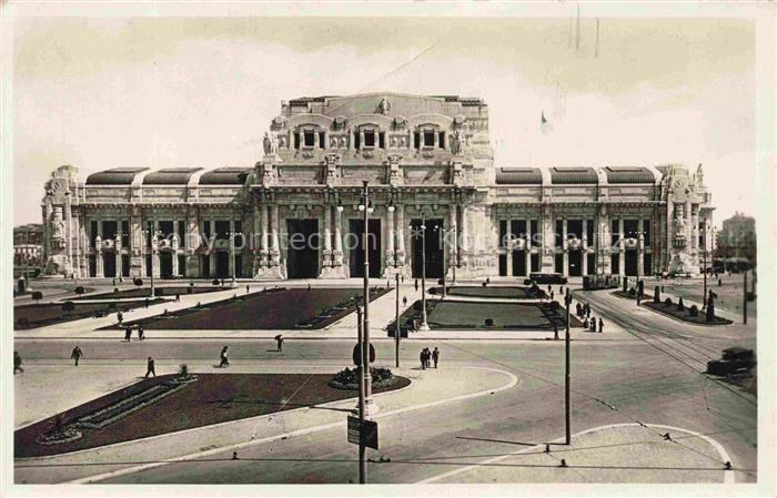 MILANO Mailand IT Stazione-Centrale Bahnhof Fassade Platz Passanten Strassenbahn