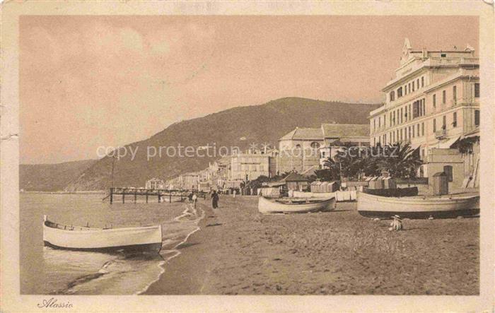 ALAssIO Savona Liguria IT Strand Boote Hotel Palmen Huegel Strandpromenade Meer