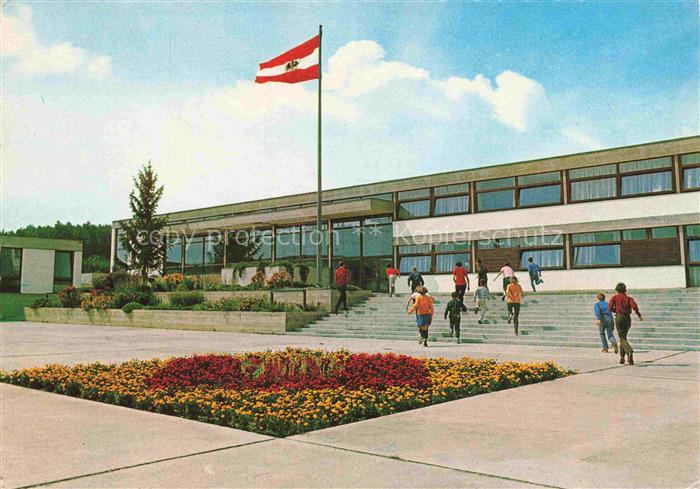 Poettsching Burgenland AT Kinderdorf Schule Kinder oesterreichfahne Blumenbeet S