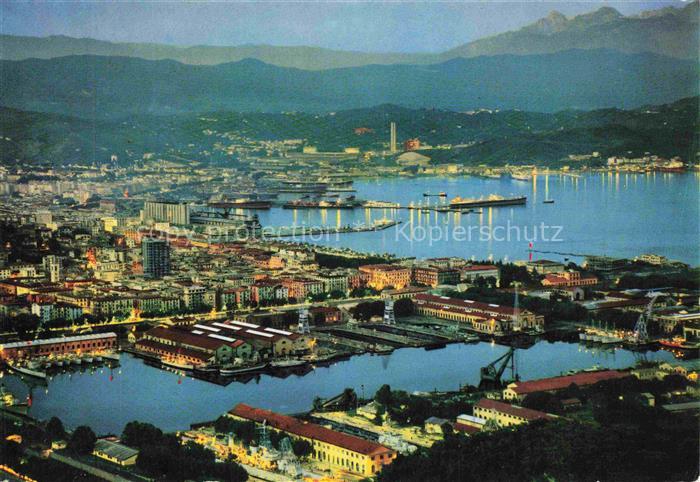 LA SPEZIA Liguria IT Hafen Nachtansicht Stadtpanorama Bucht Kran Schiffe Industr
