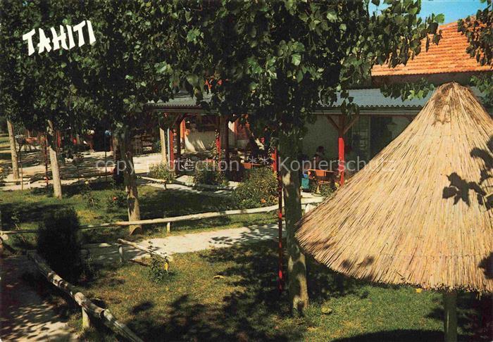 Lido della Nazioni Comacchio Ferrara IT Bungalows Camping Strohdach Baeume Garte