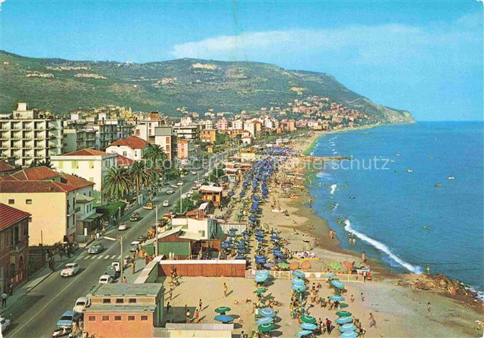 Pietraligure Pietra Ligure IT Strand Promenade Strandkoerbe Strandschirme Kueste
