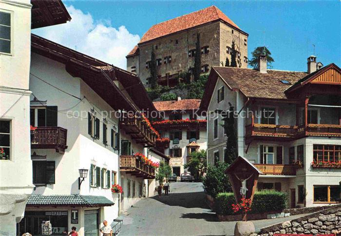 Scena Schenna Schoenna Merano IT Dorfstrasse Burg Balkon Geranien Spar Ortsansic