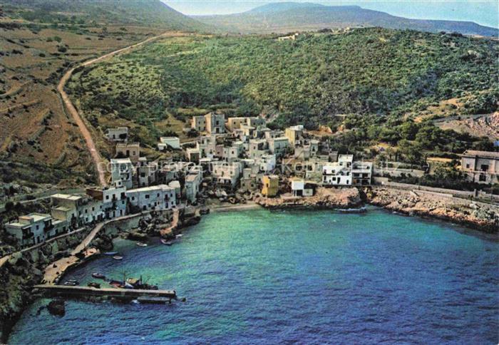 Levanzo TRAPANI Sicilia IT Levanzo Bucht Fischerboot Luftbild Kuestendorf Egadi