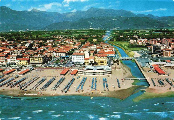 Lido di CAMAIORE Toscana IT Strand Luftbild Fluss Meer Sonnenschirme Hotels Berg
