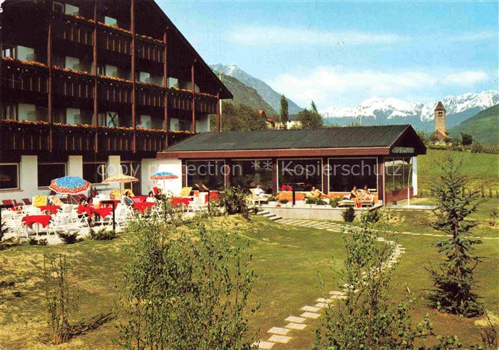 Naturns Naturno Suedtirol IT Hotel-Feldhof Meran Terrasse Sonnenschirme Bergpano