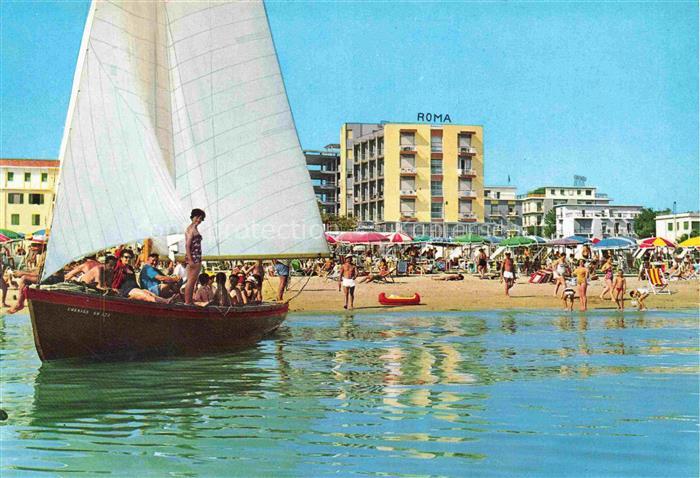 Miramare di Rimini IT  Hotel-Roma Strand Segelboot Badegaeste Sonnenschirme Meer