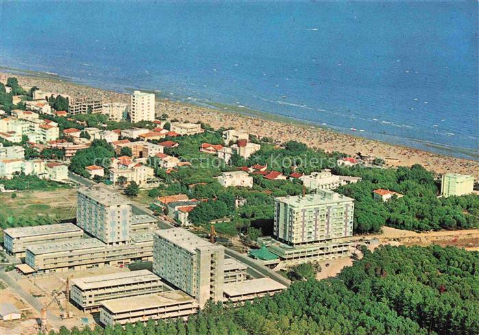 LIGNANO Sabbiadoro Veneto IT Strand Meer Fliegeraufnahme Hotels Hochhaeuser Bau