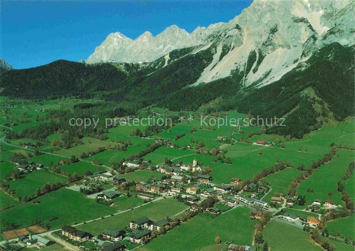 Ramsau Dachstein Steiermark AT Dachstein Bergmassiv Ortschaft Kirche Wiesen Wald